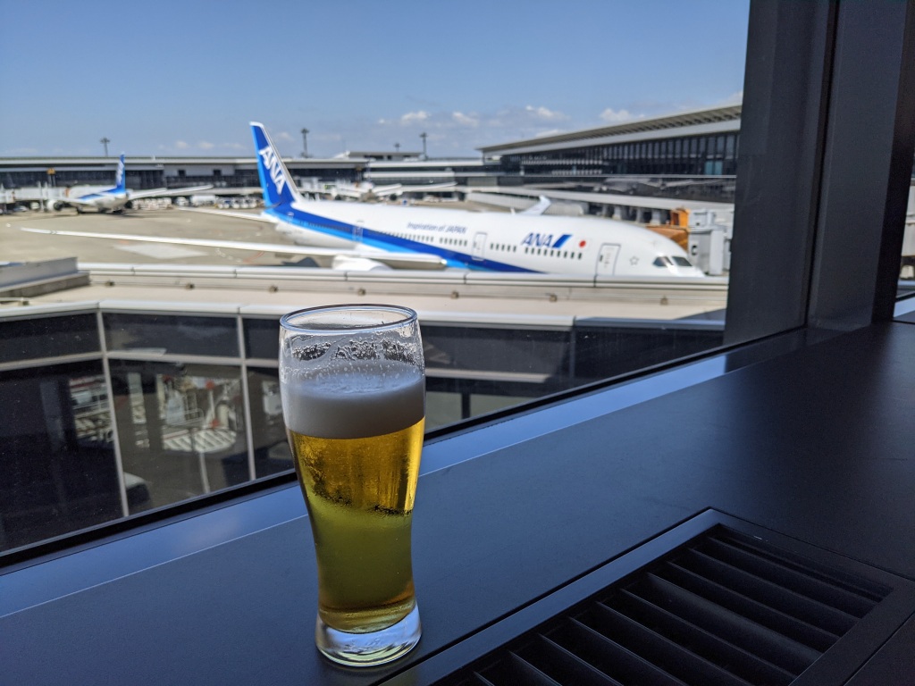 成田空港_ANA SUITE LOUNGE_ビールと飛行機